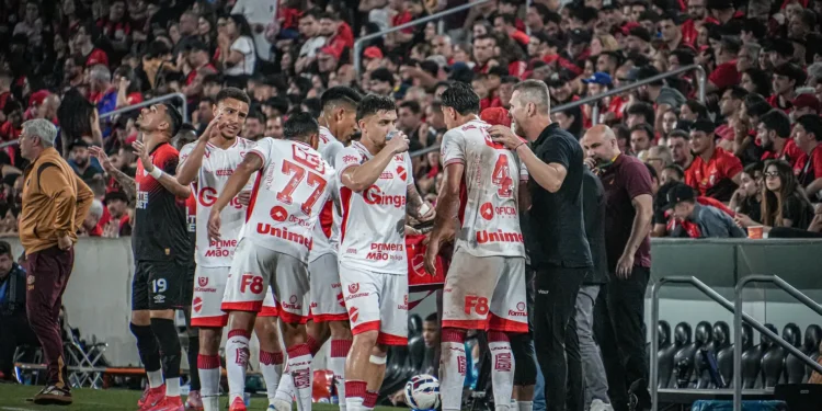vila-nova-perde-para-o-athletico-e-engata-cinco-jogos-sem-vencer