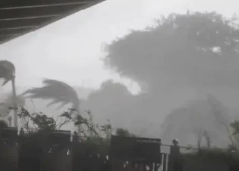 supertufao-atinge-asia-e-provoca-mortes-e-destruicao