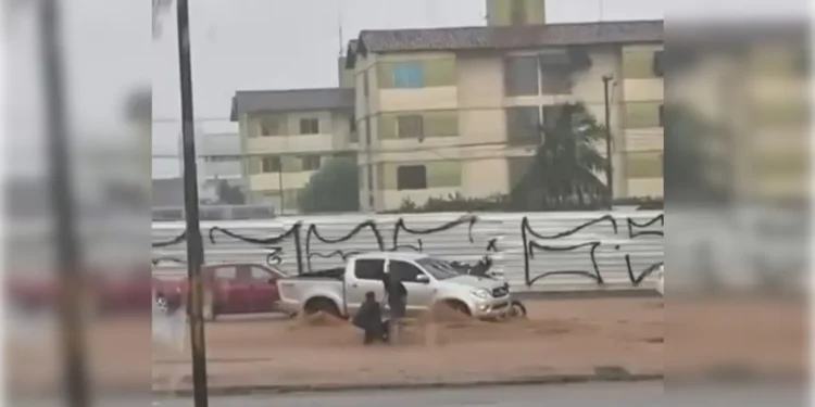 duas-mulheres-sao-resgatadas-na-enxurrada-em-valparaiso-de-goias;-veja-video