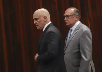 gilmar-mendes-se-emociona-ao-chamar-alexandre-de-moraes-de-“heroi”-no-stf