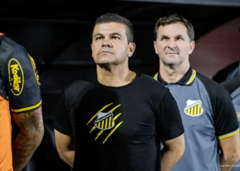 apos-demissao-de-paulo-turra,-vila-nova-anuncia-chegada-de-umberto-louzer