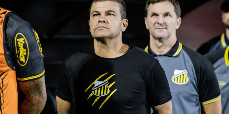 apos-demissao-de-paulo-turra,-vila-nova-anuncia-chegada-de-umberto-louzer