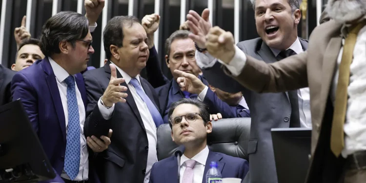 camara-pede-suspensao-de-tres-deputados-por-motim