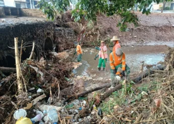 apos-chuva-intensa,-comurg-reforca-limpeza-de-corregos-e-retira-toneladas-de-residuos