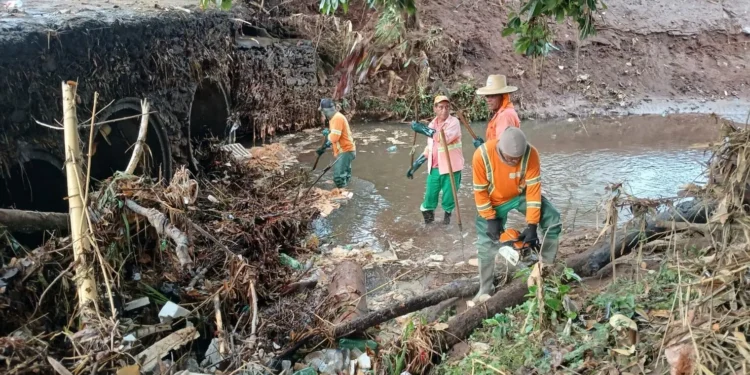 apos-chuva-intensa,-comurg-reforca-limpeza-de-corregos-e-retira-toneladas-de-residuos