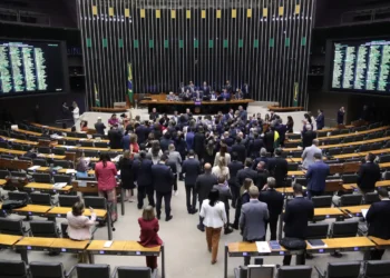 em-meio-a-embates-com-pl-da-dosimetria,-congresso-deve-votar-isencao-do-ir-amanha