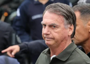 apos-crise-de-solucos-e-vomitos,-bolsonaro-apresenta-melhora-em-quadro-de-saude