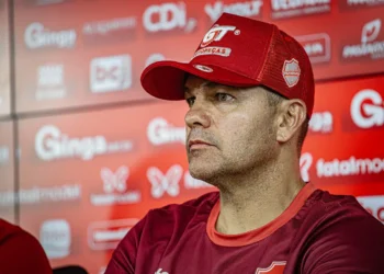 umberto-louzer-e-apresentado-como-novo-tecnico-do-vila-nova