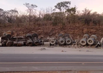 motorista-morre-apos-carreta-carregada-com-cimento-tombar-na-br-414
