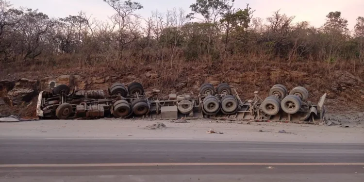 motorista-morre-apos-carreta-carregada-com-cimento-tombar-na-br-414