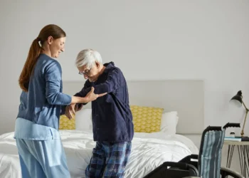 cuidado-com-idosos-vira-negocio-bilionario-no-brasil