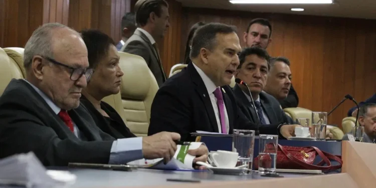 com-corte-em-obras-e-educacao,-paco-anuncia-superavit-de-r$-678,8-milhoes