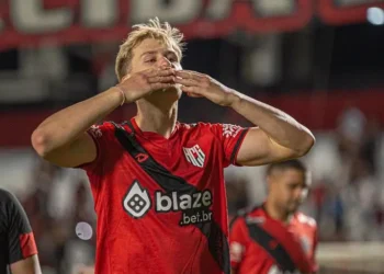 atletico-go-goleia-athletico-pr-e-fica-a-3-pontos-do-g4