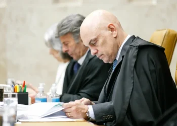 moraes-recua-e-devolve-advogado-a-reu-da-trama-golpista-apos-protestos