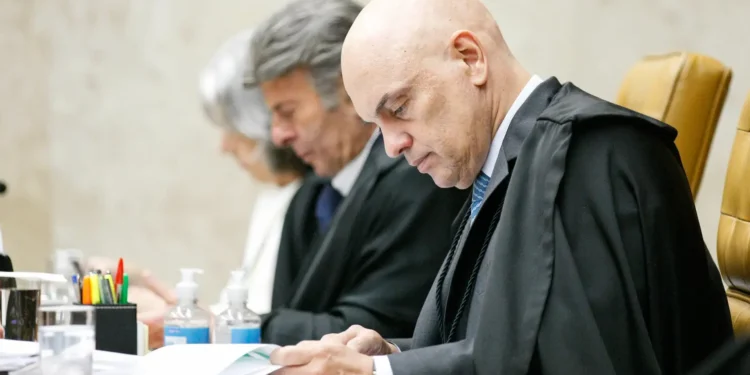 moraes-recua-e-devolve-advogado-a-reu-da-trama-golpista-apos-protestos