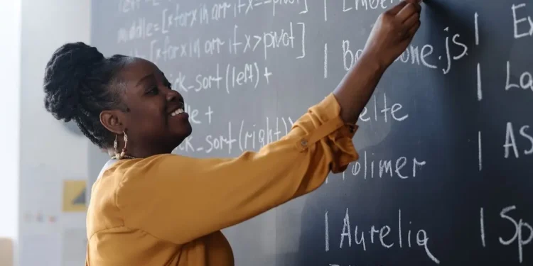 dia-dos-professores-aquece-o-varejo-e-reforca-o-papel-economico-da-educacao-no-brasil