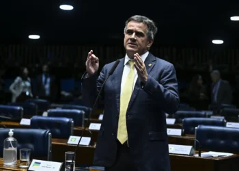 apos-bate-boca,-ciro-nogueira-procura-eduardo-bolsonaro