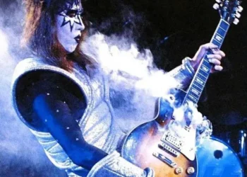 lendario-guitarrista-da-banda-kiss,-ace-frehley,-morre-aos-74-anos