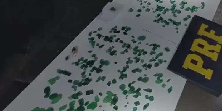 homens-sao-presos-com-pedras-preciosas-sem-origem-comprovada-na-br-153,-em-jaragua