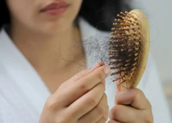 queda-de-cabelo-intensa-pode-ser-sinal-de-alerta,-segundo-especialista