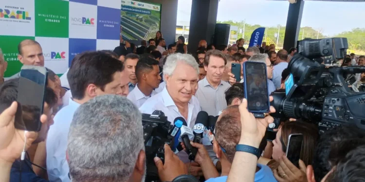 “queria-que-o-lula-estivesse-aqui”,-diz-caiado-durante-inauguracao-de-estacao-de-esgoto-em-goiania