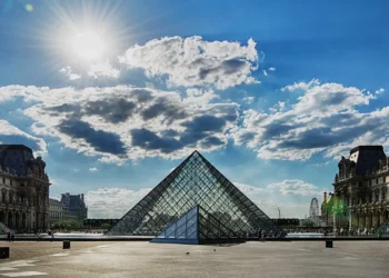 roubo-de-joias-fecha-museu-do-louvre-apos-invasao-em-paris,-neste-domingo-(19)