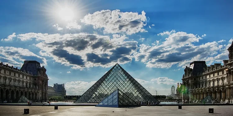 roubo-de-joias-fecha-museu-do-louvre-apos-invasao-em-paris,-neste-domingo-(19)