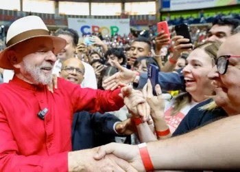 lula-se-junta-a-seus-contrarios-enquanto-direita-briga-entre-si
