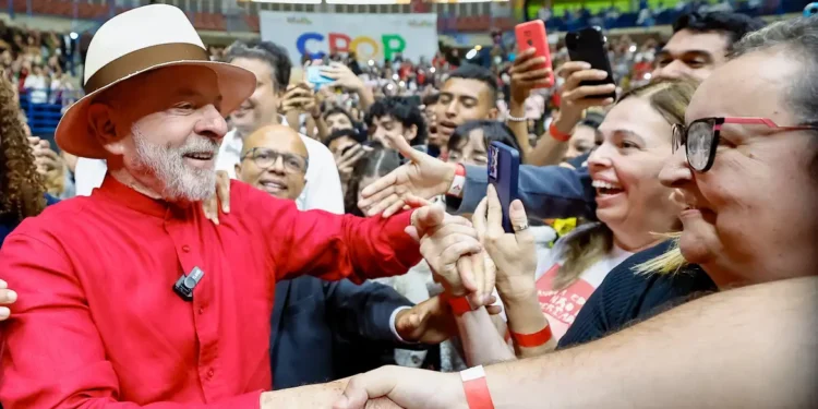 lula-se-junta-a-seus-contrarios-enquanto-direita-briga-entre-si