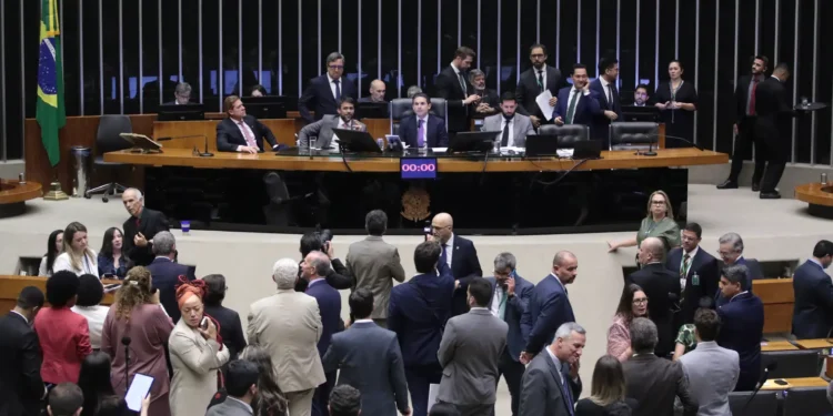 pec-da-seguranca-publica-avanca-na-camara,-mas-sem-data-para-ser-pautada