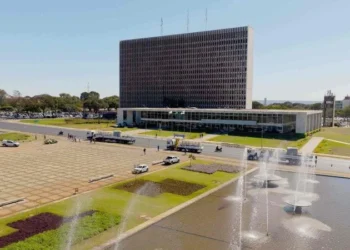 ibaneis-rocha-sanciona-lei-que-cria-o-dia-da-memoria-das-vitimas-do-comunismo-no-df