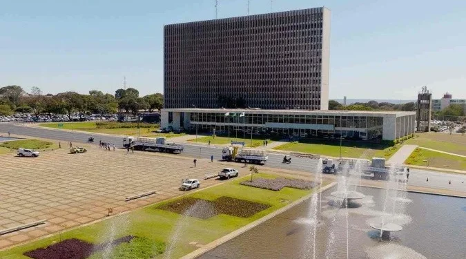 ibaneis-rocha-sanciona-lei-que-cria-o-dia-da-memoria-das-vitimas-do-comunismo-no-df