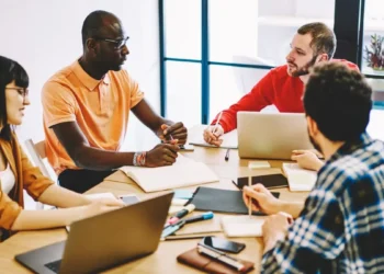 tres-signos-que-enfrentam-mais-desafios-no-ambiente-de-trabalho;-saiba-quais
