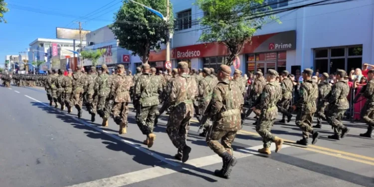 desfile-em-homenagem-aos-92-anos-de-goiania-reune-milhares-na-avenida-24-de-outubro