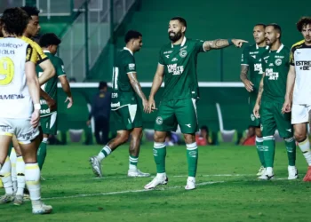 goias-supera-o-criciuma-e-volta-ao-g-4-da-serie-b
