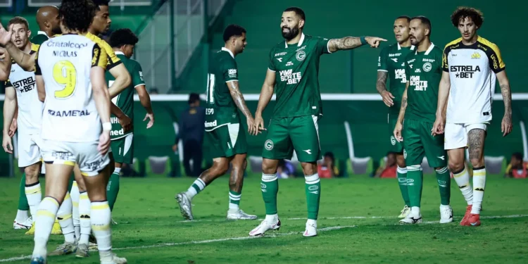goias-supera-o-criciuma-e-volta-ao-g-4-da-serie-b