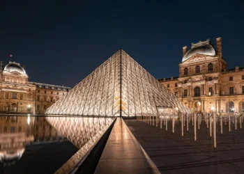 louvre:-dois-suspeitos-sao-presos-7-dias-apos-o-roubo-de-joias