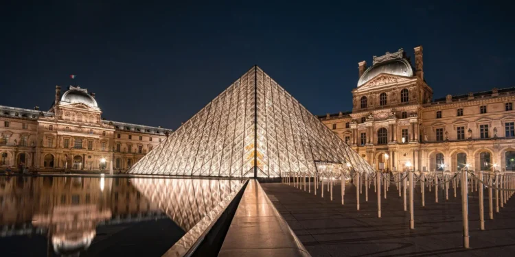 louvre:-dois-suspeitos-sao-presos-7-dias-apos-o-roubo-de-joias