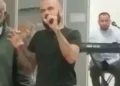 daniel-alves-e-filmado-pregando-em-igreja-evangelica-na-espanha;-veja-video