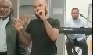 daniel-alves-e-filmado-pregando-em-igreja-evangelica-na-espanha;-veja-video