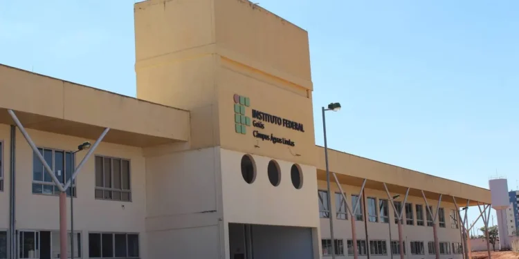 professor-substituto:-ifg-lanca-edital-com-salarios-de-ate-r$-4,8-mil