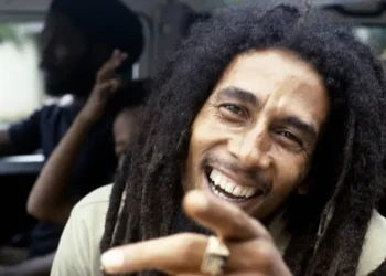 descubra-as-celebridades-que-mais-ganham-mesmo-apos-a-morte