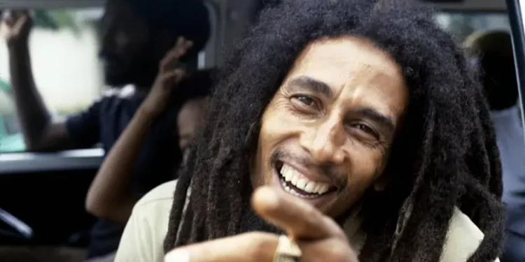 descubra-as-celebridades-que-mais-ganham-mesmo-apos-a-morte