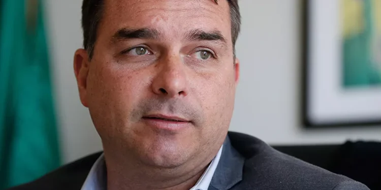 flavio-bolsonaro-lanca-“vaquinha”-para-ajudar-familias-de-policiais-mortos-na-operacao-contencao