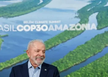 “as-florestas-valem-mais-em-pe-do-que-derrubadas”,-diz-lula-na-cop30