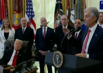 trump-e-flagrado-dormindo-durante-reuniao-com-farmaceuticas-na-casa-branca