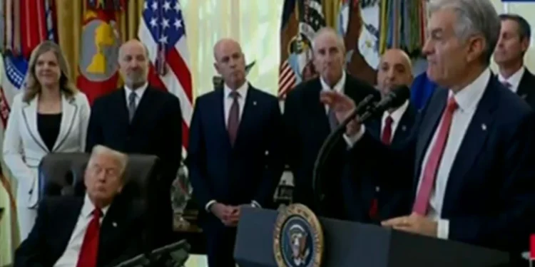 trump-e-flagrado-dormindo-durante-reuniao-com-farmaceuticas-na-casa-branca