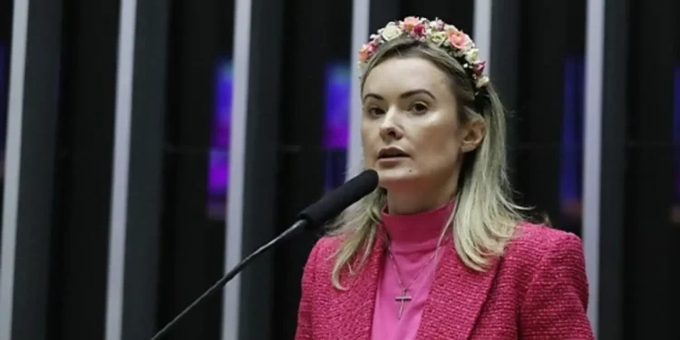 deputada-propoe-prisao-de-ate-8-anos-para-mulheres-que-fizerem-falsas-denuncias-de-agressao