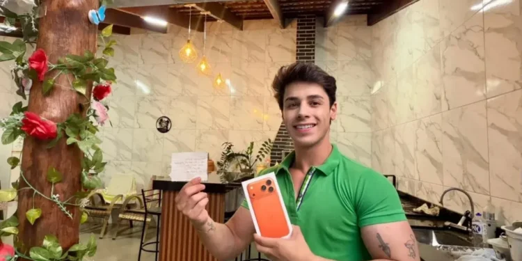 enfermeiro-de-anapolis-recebe-iphone-de-r$-10-mil-de-paciente-anonimo