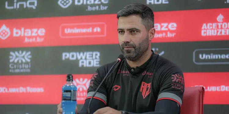 com-foco-em-2026,-atletico-go-acerta-volta-de-derek-e-mira-despedida-positiva-no-accioly